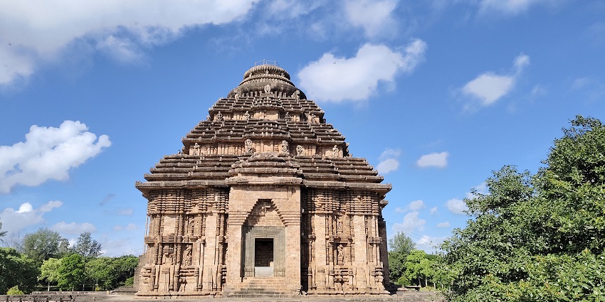 Konark, with detailed traditional architecture, intricate carvings, and surrounded by greenery, amongst the best places to visit in Odisha in August.