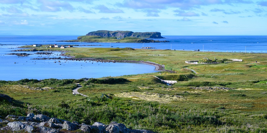 L’anseaux aux meadows with distant buildings, islands, poles, ocean and green plains