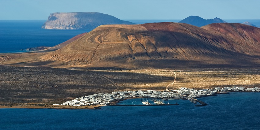 Sandy paths and untouched beaches of La Graciosa, the best in the Canary Islands.