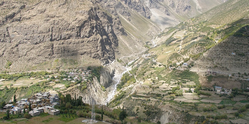 Keylong town is nestled in Bhaga Valley with green slopes and snow-capped mountain peaks.