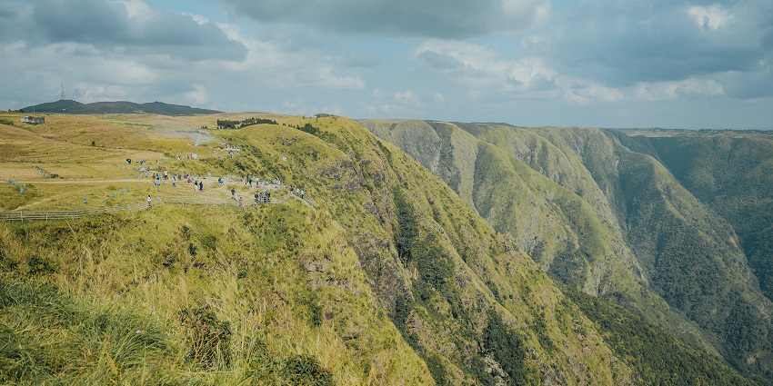 Laitlum Grand Canyon is one of the best places to visit in Meghalaya in November.