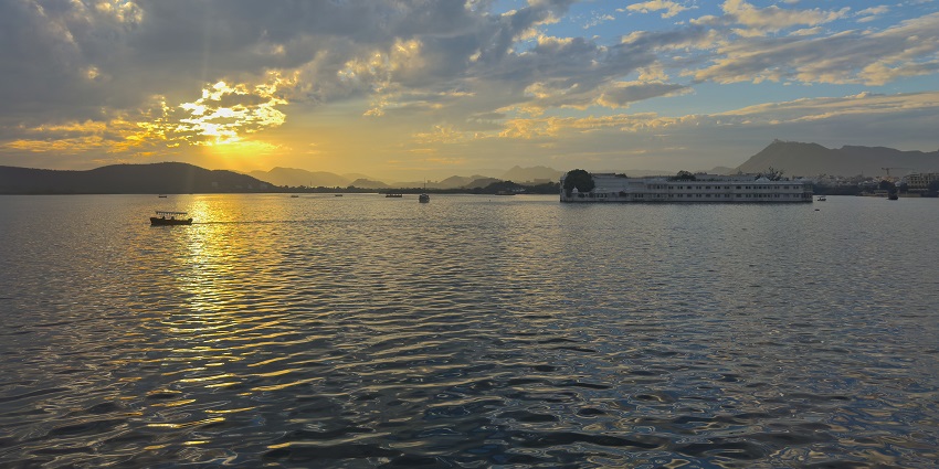 Lake Pichola with city views is among the best places to visit in Udaipur in December.