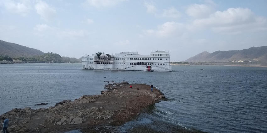 The scenic Lake Pichola is one of the best places to visit in Udaipur in August.