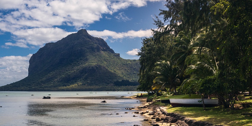 Le Morne Brabant mountain in Mauritius, with the turquoise ocean in front and clear skies.