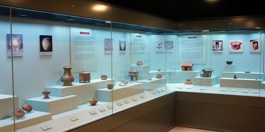 Interior of Lei Cheng Uk Museum showcasing a preserved Han Dynasty tomb with artefacts.