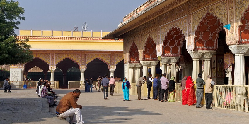 The Jainiwas Udhyan Light & Sound show is one of the places to visit in Jaipur in May
