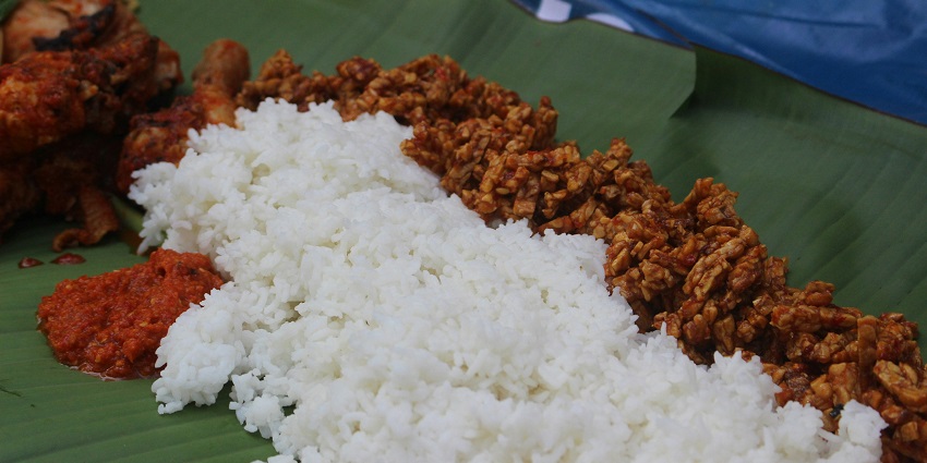 Traditional Kerala meal served on a banana leaf with local dishes and rice.