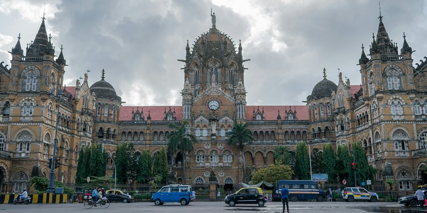 Picturesque view of Mumbai’s coastline, cityscape, and transport links along the Arabian Sea
