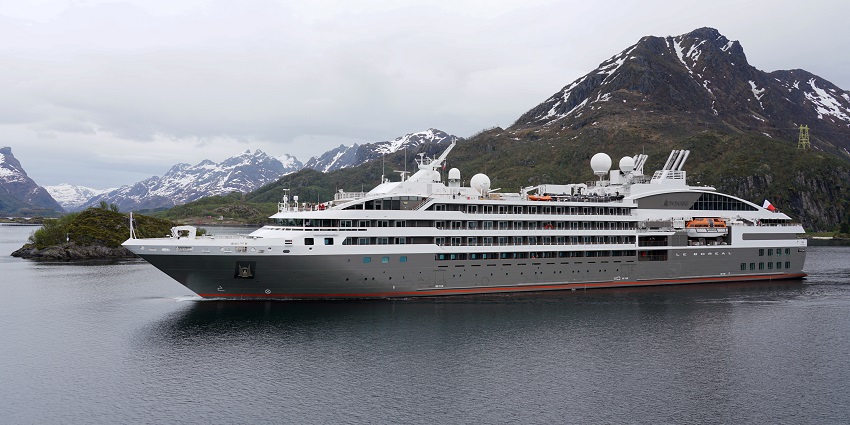 Hike stunning mountain and sea landscapes in this iconic Arctic archipelago - Lofoten Islands.