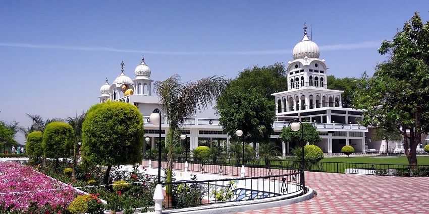 The view of the Dukhniwaran sahib gurudwara from the grand trunk road.