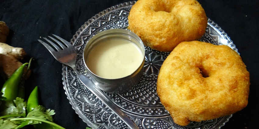 Maddur Vada, a crispy and savory snack, is part of what is famous food in Bangalore.
