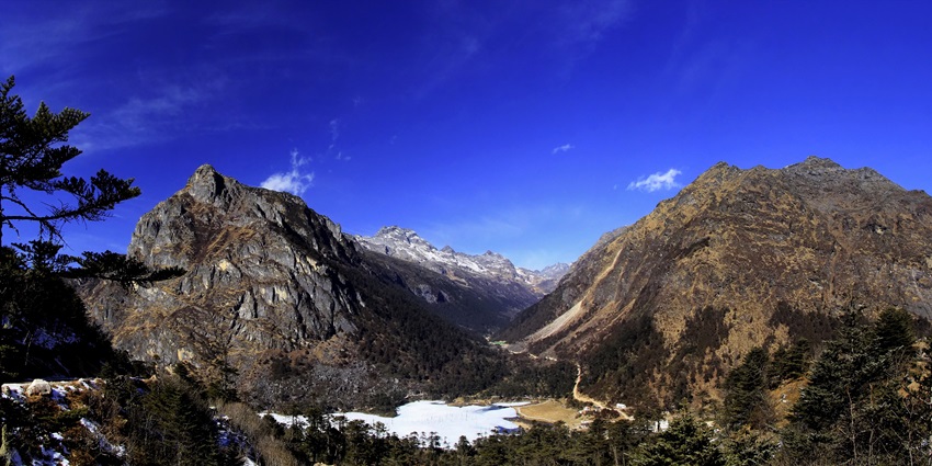 Madhuri Lake is surrounded by the snow covered mountains, one of the most beautiful places to visit in Tawang in January.