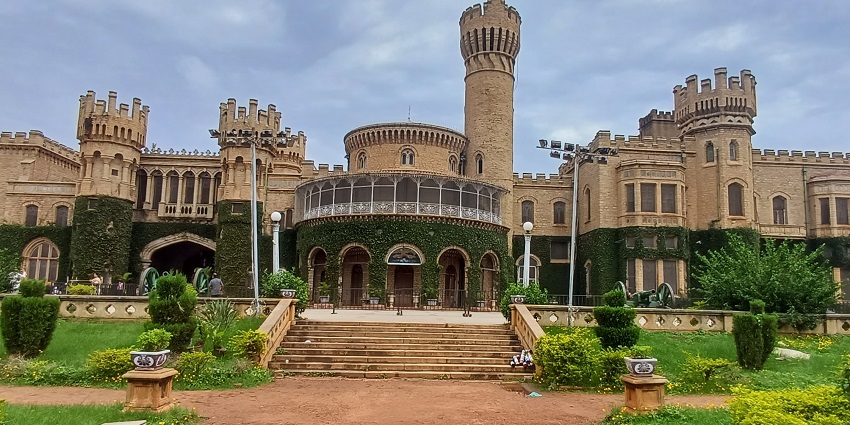 Majestic view of the historical Palace, is another reason why Bangalore is famous