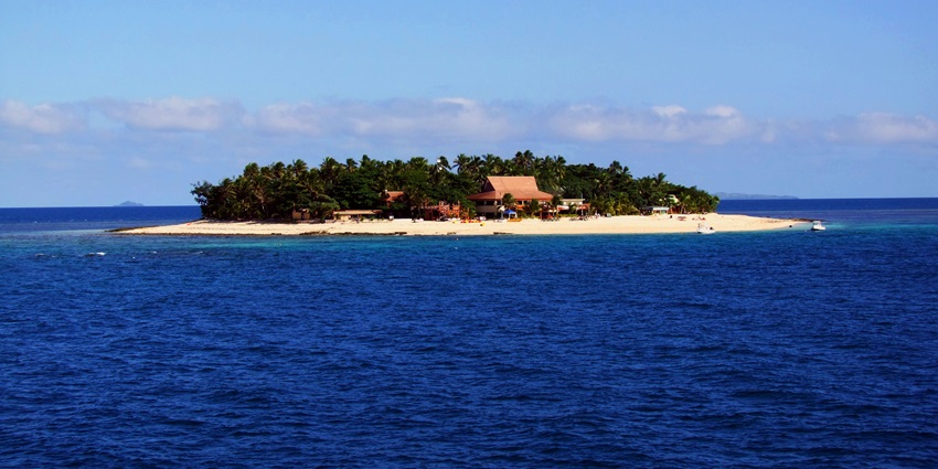 White sandy beaches and snorkelling in crystal-clear waters of the Mamanuca Islands.