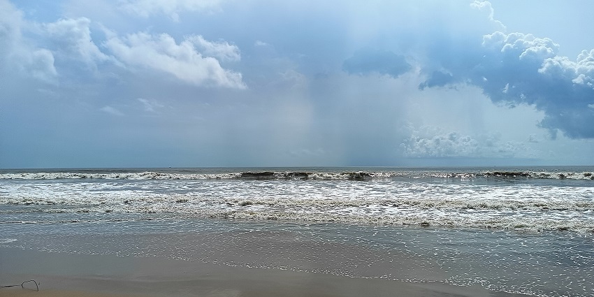 Mandarmani beach with gentle waves meeting the sandy shore, amongst the top places to visit in West Bengal in October.