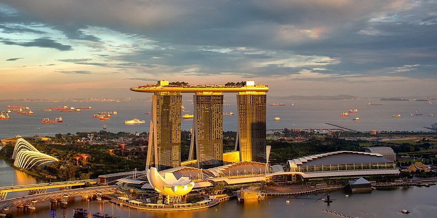 Marina Bay Sands in Singapore, featuring its iconic three towers and rooftop SkyPark.
