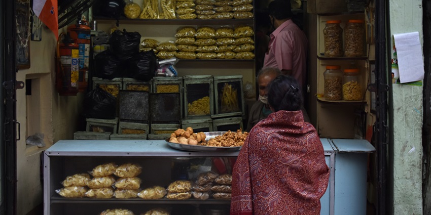 Open-air food court offering delights like kachoris and chaat with royal Rajasthani flavours.
