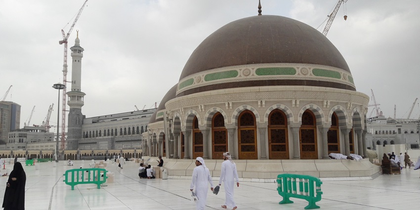 The Grand Mosque in Mecca, centred around the Kaaba and filled with worshippers, one of the best historical places in Mecca and Madina.