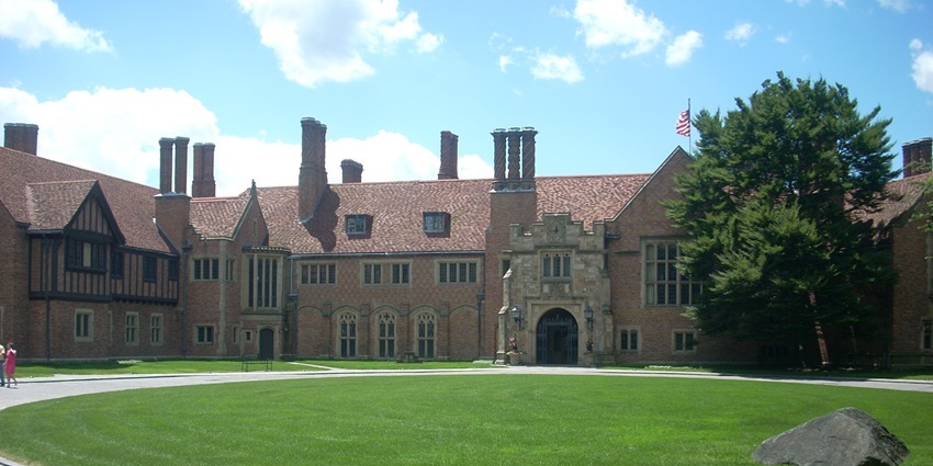 Meadow Brook Hall in Rochester, with traditional American architecture andthe United States flag