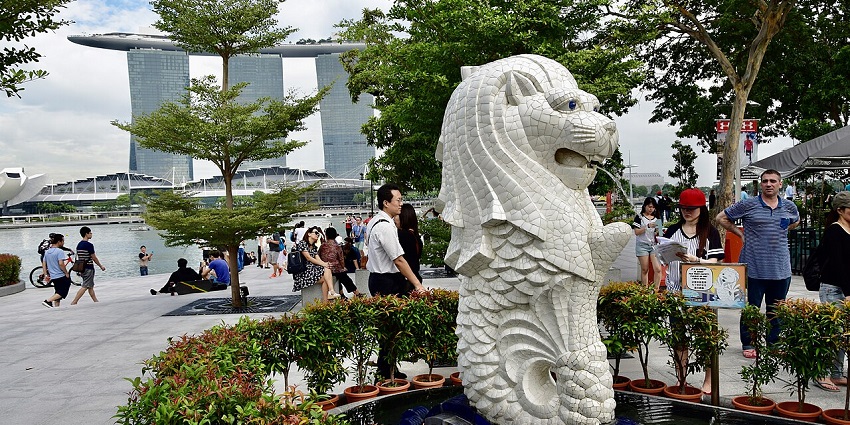 Merlion statue at Merlion Park in Singapore, surrounded by many visitors enjoying the view
