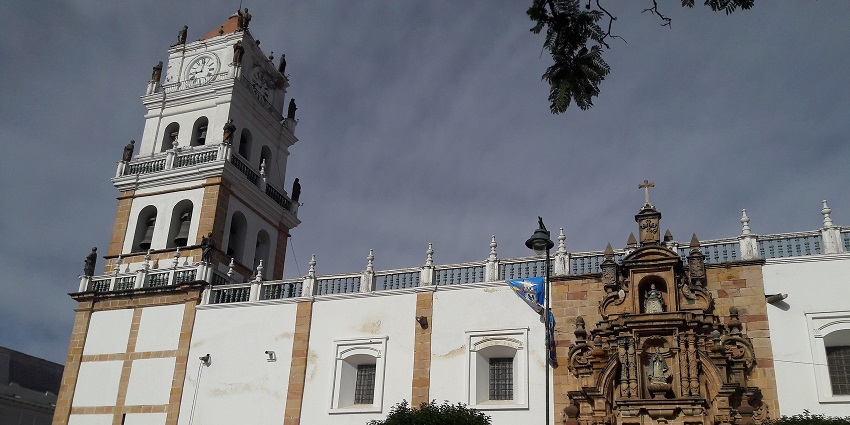 Front view of the Metropolitan Cathedral of Sucre showcasing its historic colonial design.