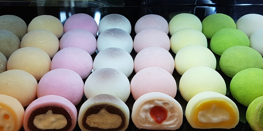 Indulge in soft, glutinous mochi with sweet fillings, a traditional Taiwanese dessert with Japanese roots.
