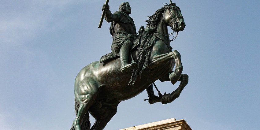 Monument of Che Guevara with a black statue on the concrete platform, one of the best monuments in Argentina.