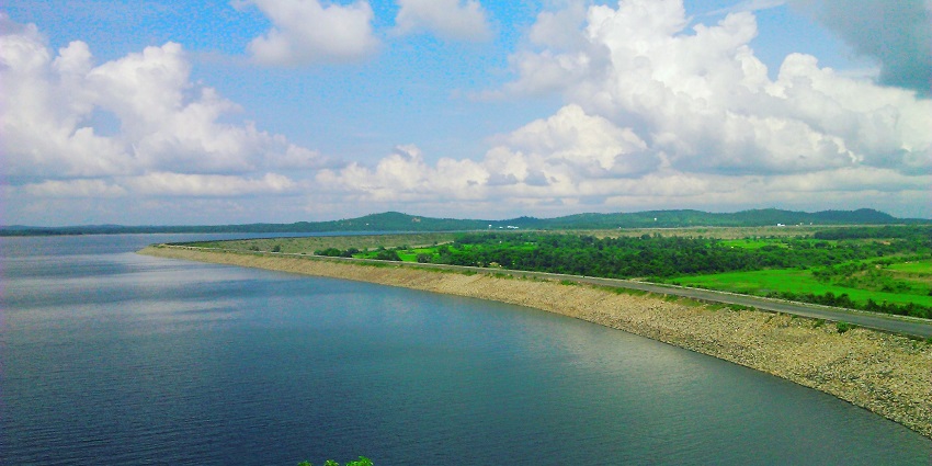 Mukutmanipur Dam is surrounded by lush greenery, one of the best places to visit in West Bengal in August.