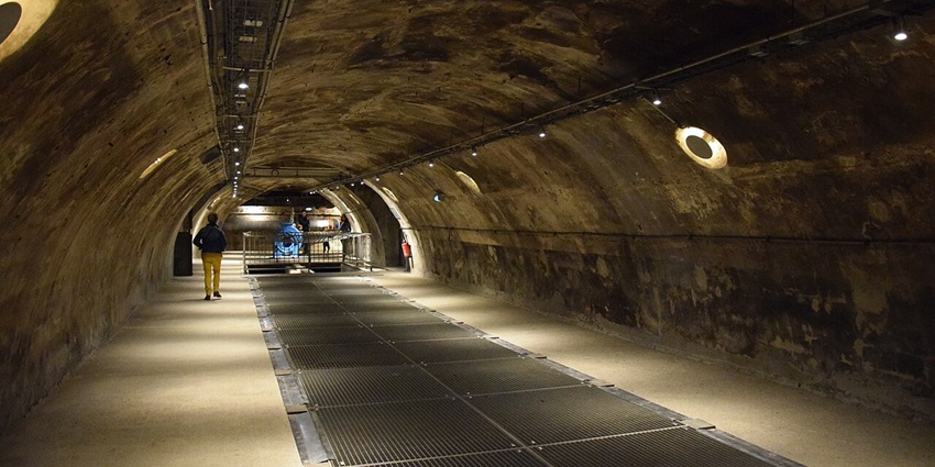 Musée des égouts with underground sewer trails on both sides.