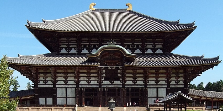Image of the Nara’s Todai-Ji Temple with a large traditional wooden building and a curved roof.