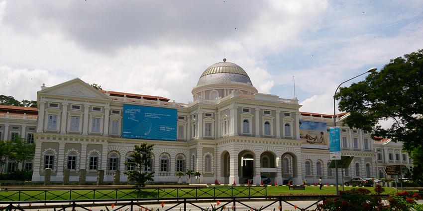 Front view of the National Museum of Singapore with a white colonial-style facade, one of the famous historical places in Singapore.