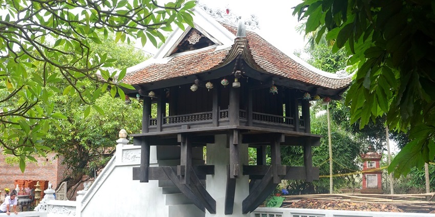 Wooden temple of One Pillar Pagoda atop a single stone column.