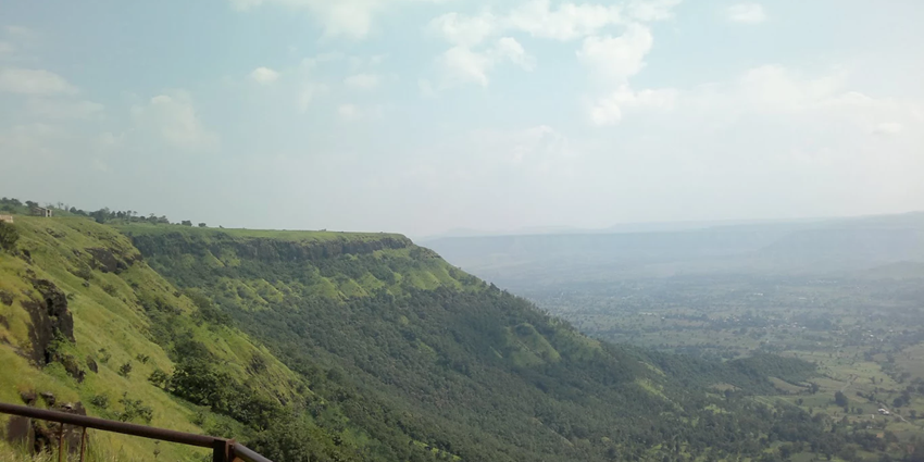 An image of a stunning view of Panchgani hill Station showing a soothing atmosphere