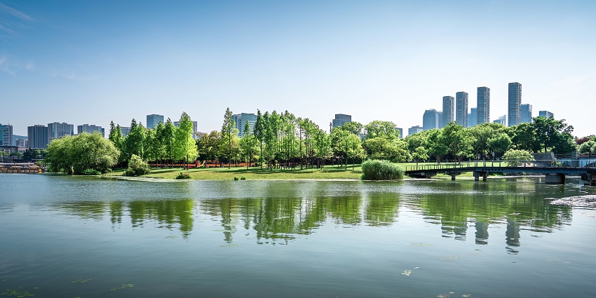  Scenic image of beautiful park and river view amidst a beautiful City