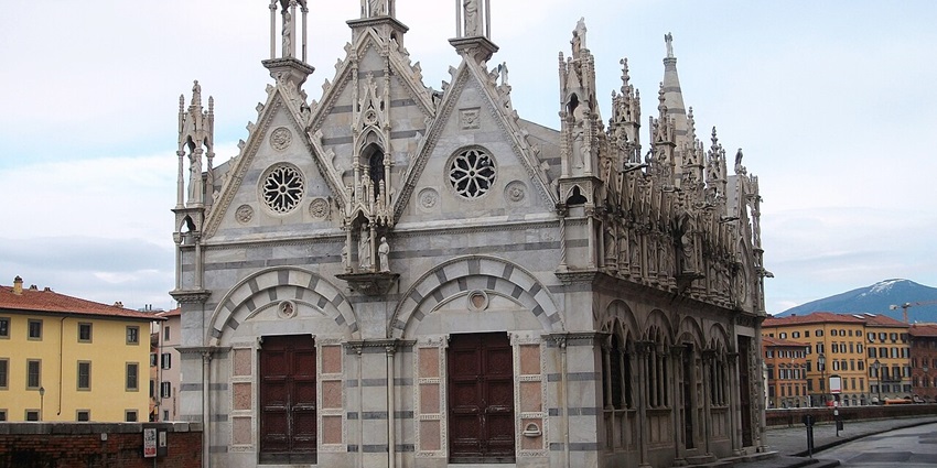 The Church of Santa Maria della Spina in Pisa, featuring Gothic architecture under a clear sky.