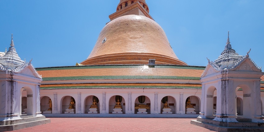 Phra Pathom Chedi, a tall golden Buddhist stupa in Nakhon Pathom Province, one of the best monuments in Thailand.