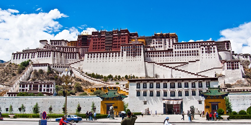The red and white facade of the Potala Palace, it is among the best monuments in China.