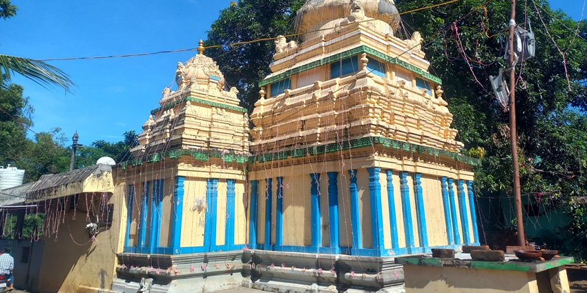 Front view of Sri Kalikamba Bhadrakali Temple at Sarangadhara Metta, Rajahmundry