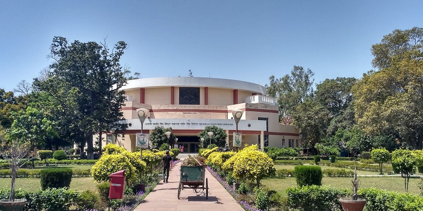 Military tanks, uniforms, and statues are displayed in the Ranjit Singh War Museum.