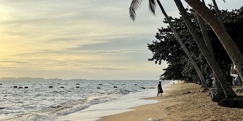 Unwind on the quieter shores of Jomtien Beach, offering a more peaceful alternative to Pattaya’s busy beaches.