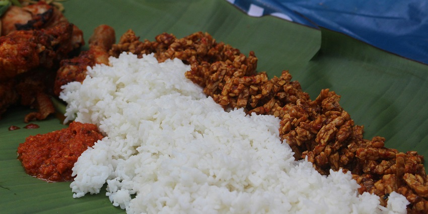Rice and fish curry served in Kolkata thali showing what is the main food of Kolkata