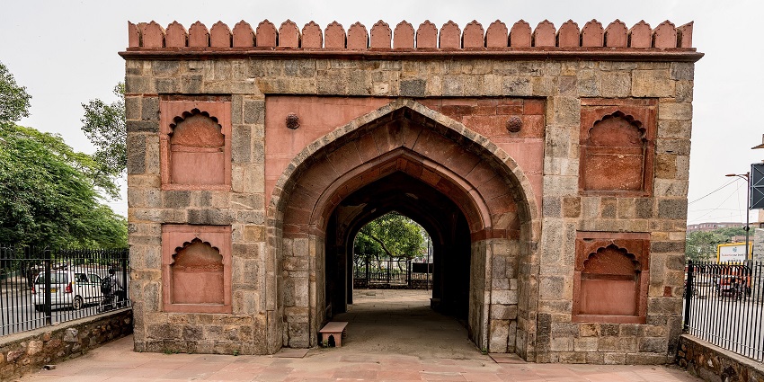 Delhi Gate, with an arched gateway and Mughal design, is what is Delhi famous for?