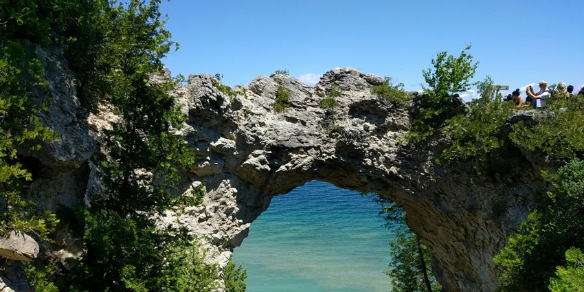 Travel back in time with horse-drawn carriages and Victorian charm on Mackinac Island.