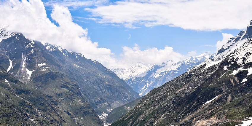 On the list of what is Manali famous for is the scenic view of the majestic Rohtang Pass.