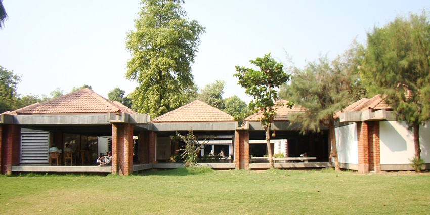 Peaceful retreat on the Sabarmati River, home to Gandhi’s legacy and independence journey.