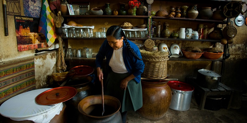 Try traditional Sri Lankan food served cooked in rustic clay pots for an authentic taste.