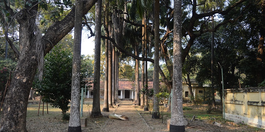 Santoshalaya Chhatri Niwas in Shantiniketan is surrounded by trees, one of the places to visit in West Bengal in October.