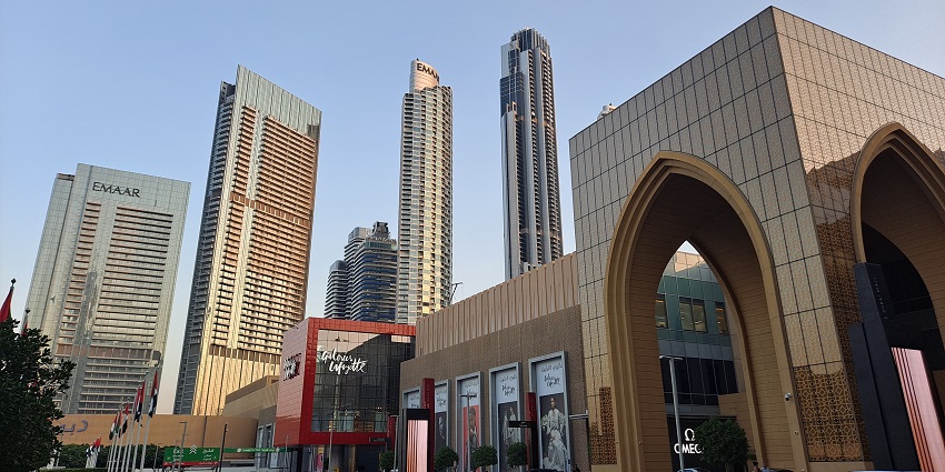 Exploring boutique shopping, dining, and entertainment near the marina’s shimmering waters, one of the things to do in Dubai Marina.