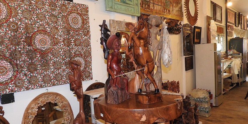 Colourful market stalls offering local crafts, wood carvings, batik textiles, and souvenirs near Sigiriya’s entrance, one of the best things to do in Sigiriya.