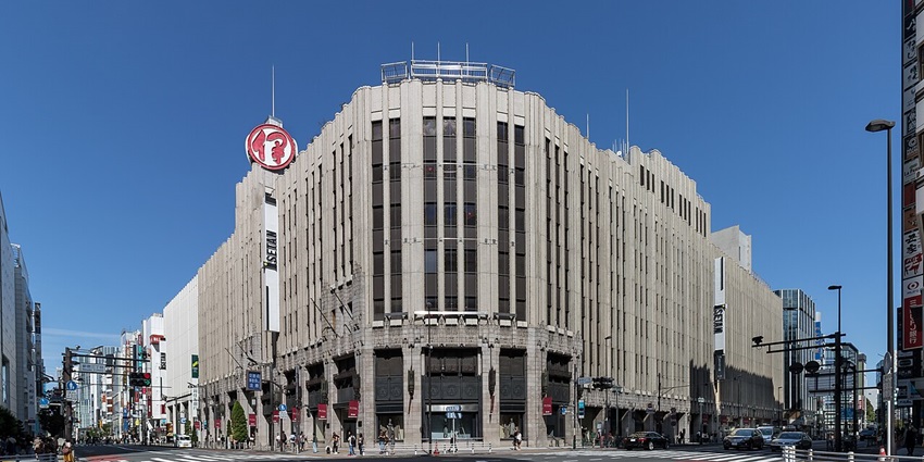 Browse the latest Japanese fashion and luxury brands in Shinjuku’s bustling department stores.